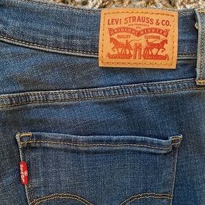 Levi’s stretchy, body shaping jeans!